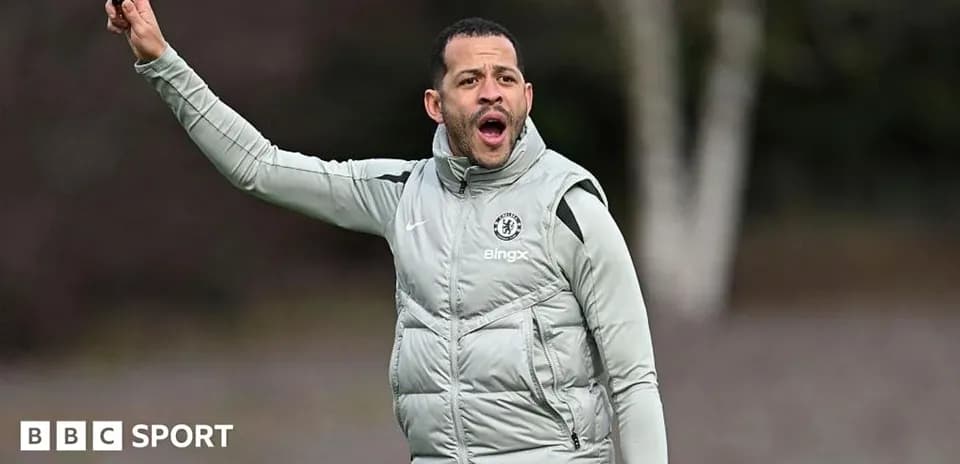 Trener Chelsea jamoasi mashg'ulotda ko'rsatma bermoqda