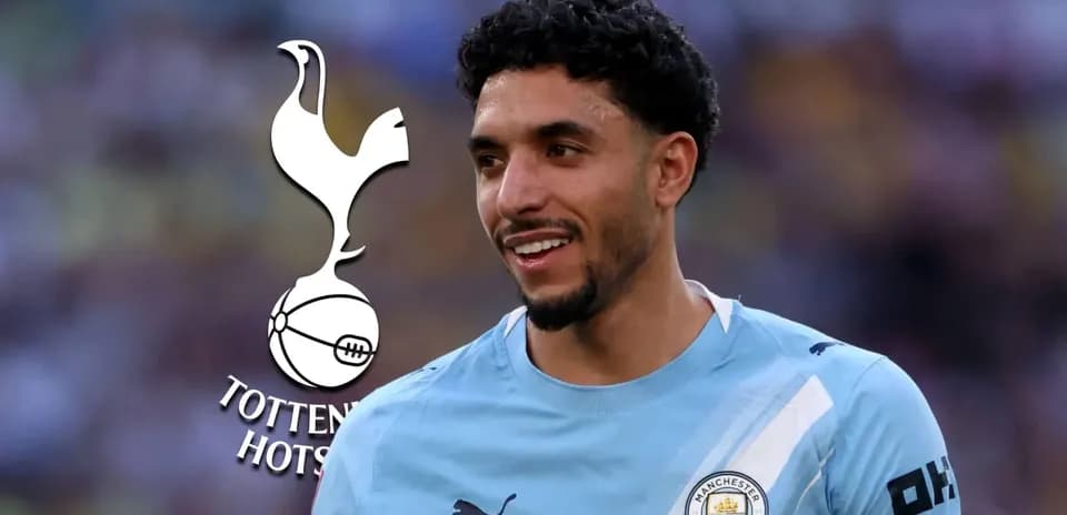 Futbolchi Manchester City formasida, Tottenham logotipi bilan