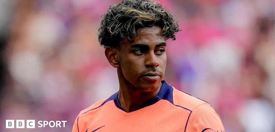 Futbolchi maydonga tayyorlanmoqda, Barcelona formasi kiygan