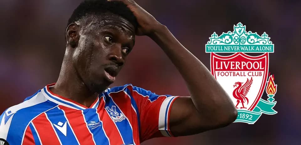 Futbolchi o'yin davomida boshini ushlab turmoqda