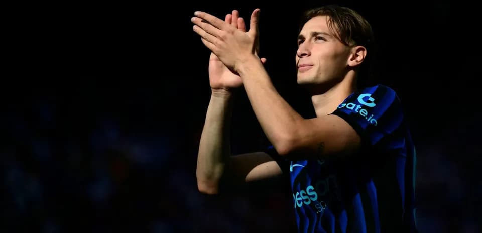Futbolchi olqish qilib, tomoshabinlarga qaramoqda