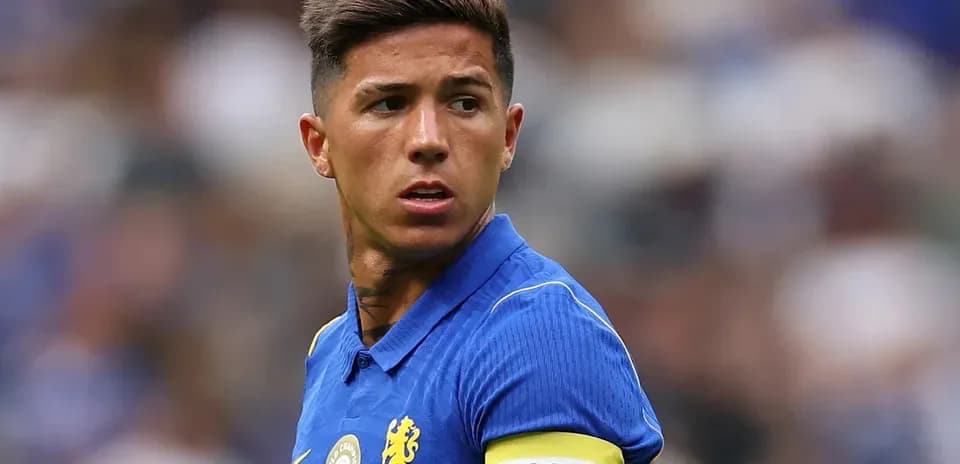 Futbolchi maydonda kapitanlik tasmasi bilan