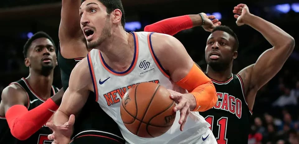 New York Knicks player driving to the basket