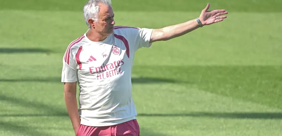 Murinho o'yin taktikalarini ko'rsatmoqda