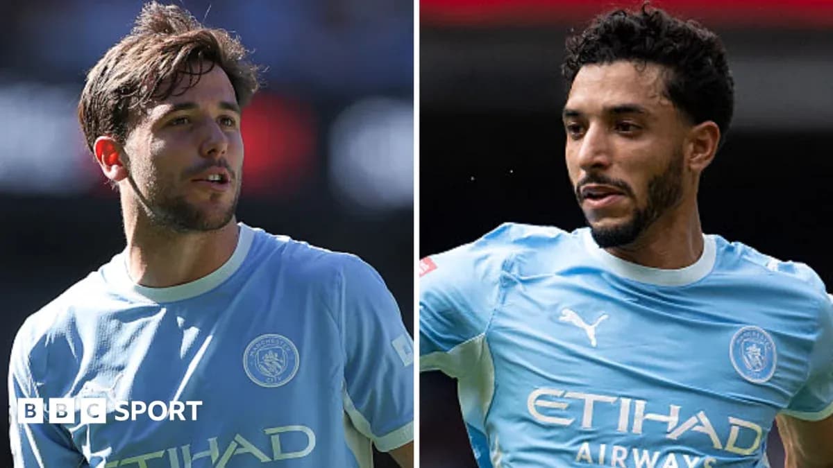 Ikkita futbolchi Manchester City formasida ko'rinmoqda