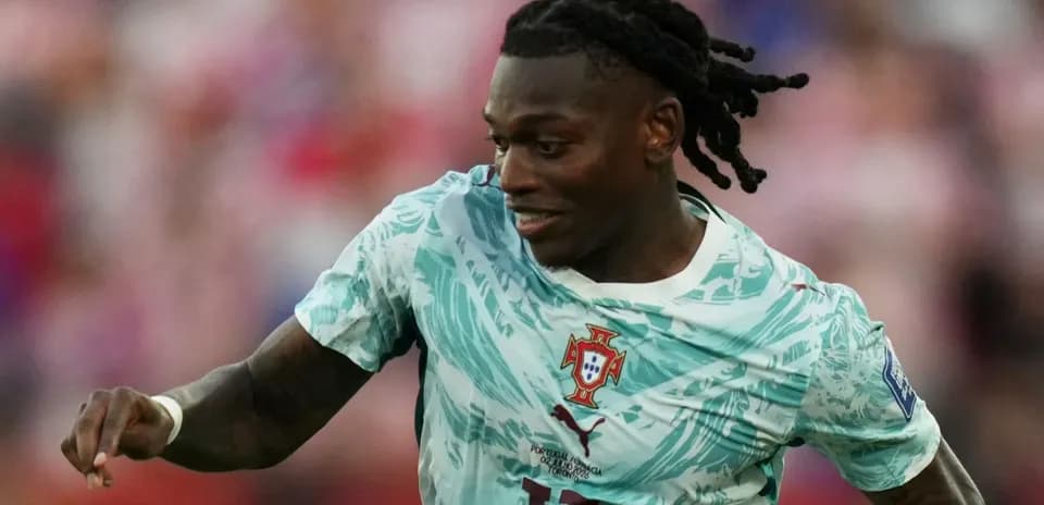 Futbolchi Portugal formasi bilan maydonda harakatda