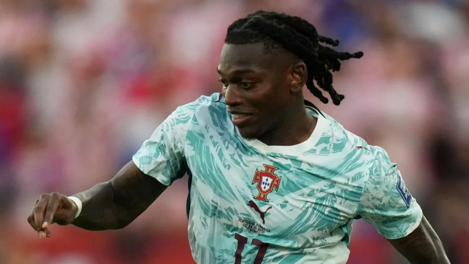 Futbolchi Portugal formasi bilan maydonda harakatda