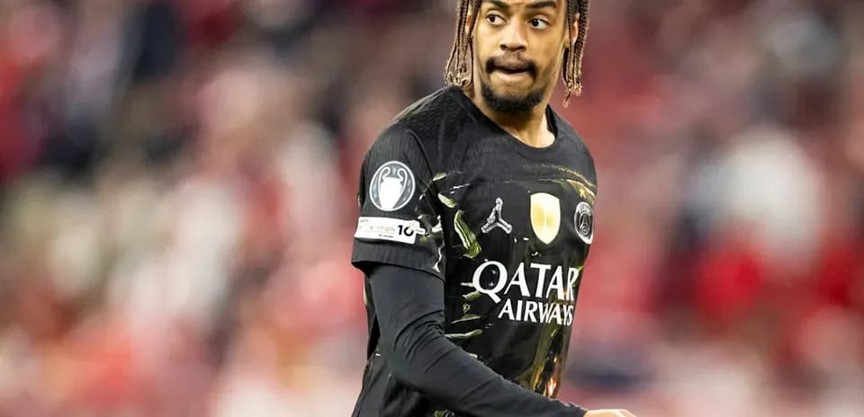 Futbolchi maydonda harakatlanmoqda, PSG formasi kiygan