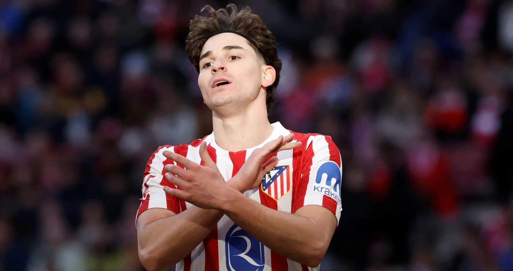 Futbolchi jamoasi oldida harakat qilmoqda