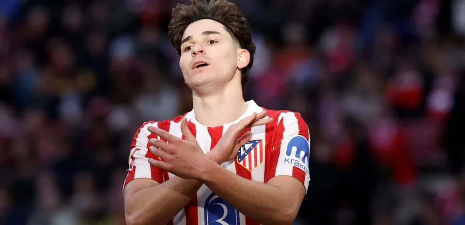 Futbolchi jamoasi oldida harakat qilmoqda