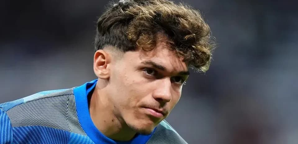 Futbolchi mashg'ulotda to'pga tayyorlanmoqda