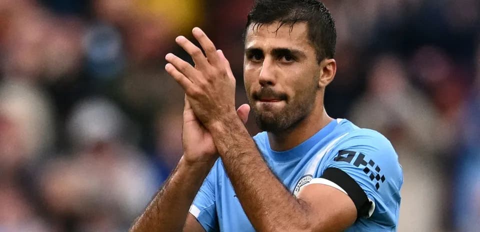 Futbolchi olqish bilan muxlislarga javob berayapti