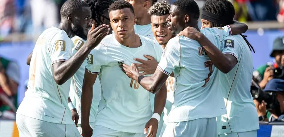 Fransiya futbolchilari gol urganidan keyin nishonlashmoqda