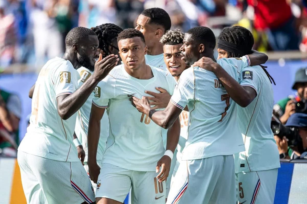 Fransiya futbolchilari gol urganidan keyin nishonlashmoqda
