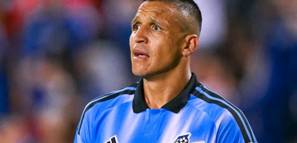 Futbol hakami o'yin davomida qarashda
