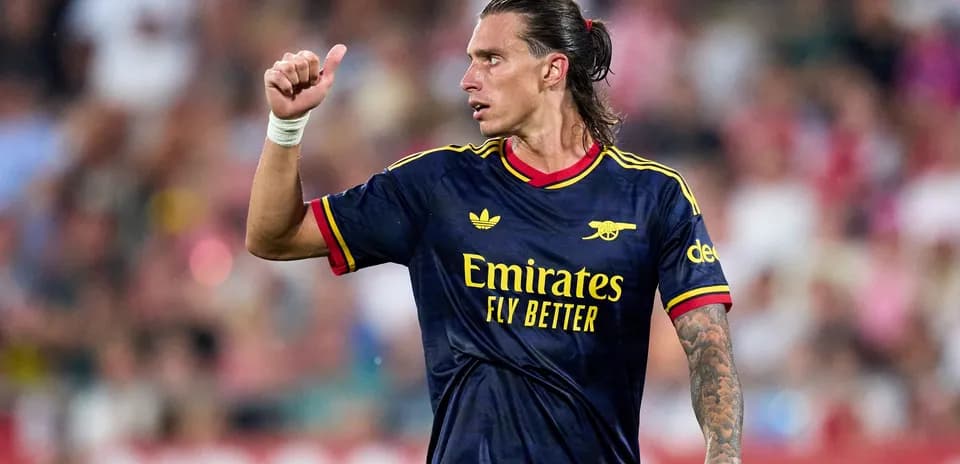 Futbolchi maydonda qo'lni yuqoriga ko'taradi