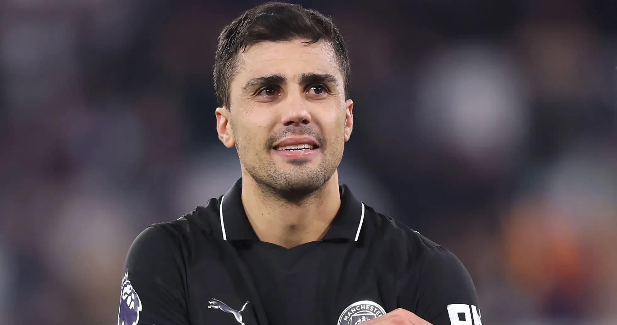 Futbolchi maydonda raqobat qilayotgan holatda