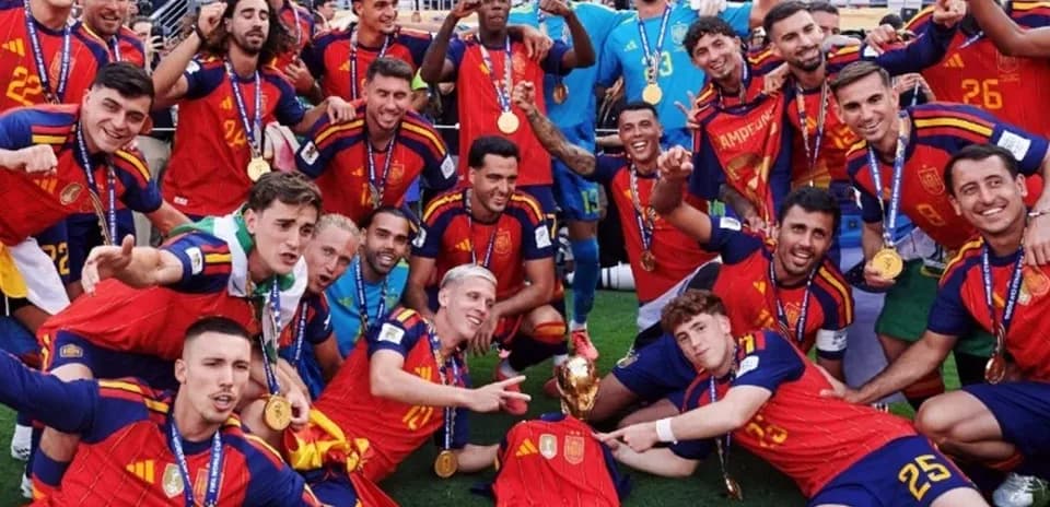 Ispaniya futbol jamoasi kubok bilan bayram qilmoqda