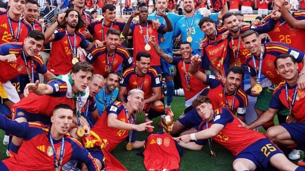 Ispaniya futbol jamoasi kubok bilan bayram qilmoqda