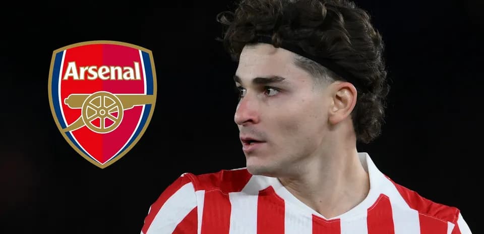 Futbolchi Arsenal logosi bilan qizil va oq formada
