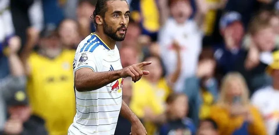 Futbolchi gol urganidan keyin muxlislarga ishora qilmoqda