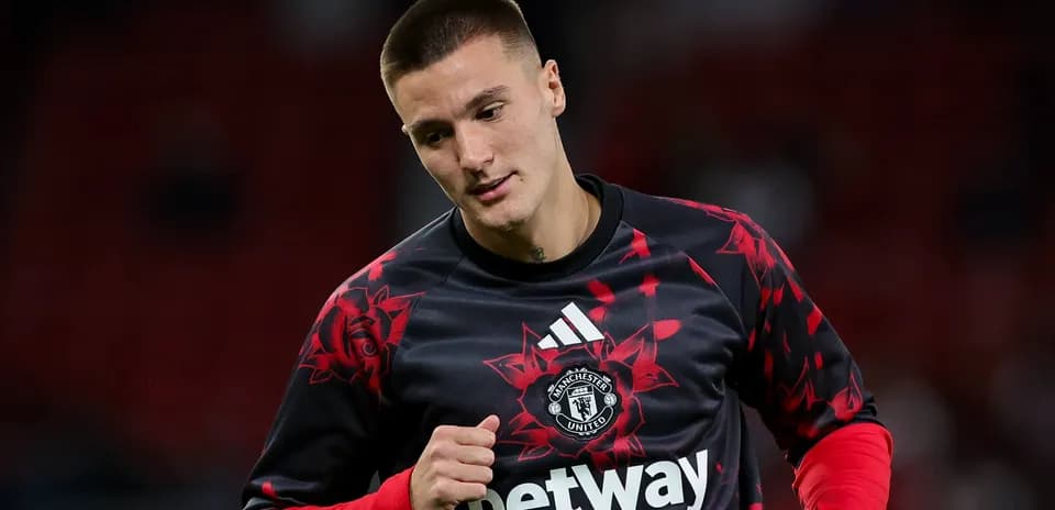 Futbolchi maydonida mashg'ulotda ishtirok etmoqda