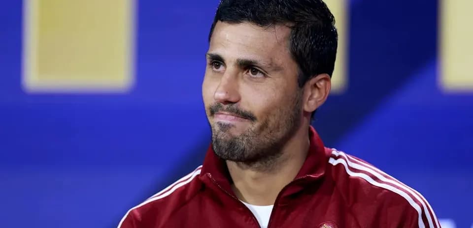 Futbolchi matbuot anjumanida o'zini tutmoqda