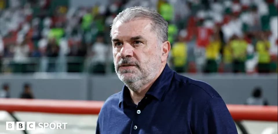 Murabbiy o'yin oldidan maydon bo'yida turibdi