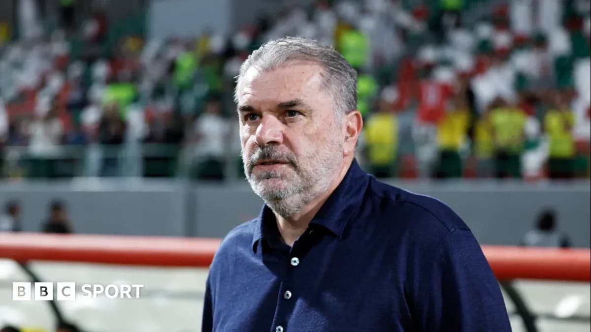 Murabbiy o'yin oldidan maydon bo'yida turibdi