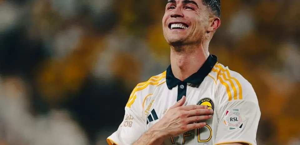 Futbolchi maydonda quvonch bilan kulmoqda