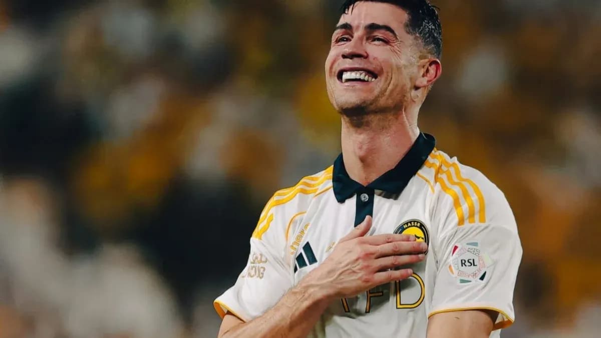 Futbolchi maydonda quvonch bilan kulmoqda