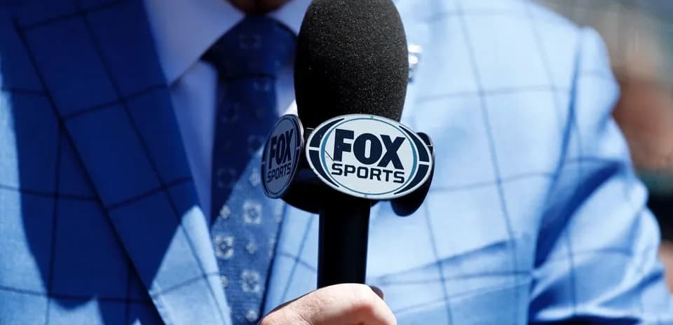 Mikrofon FOX Sports ko'rsatuvchisi qo'lida