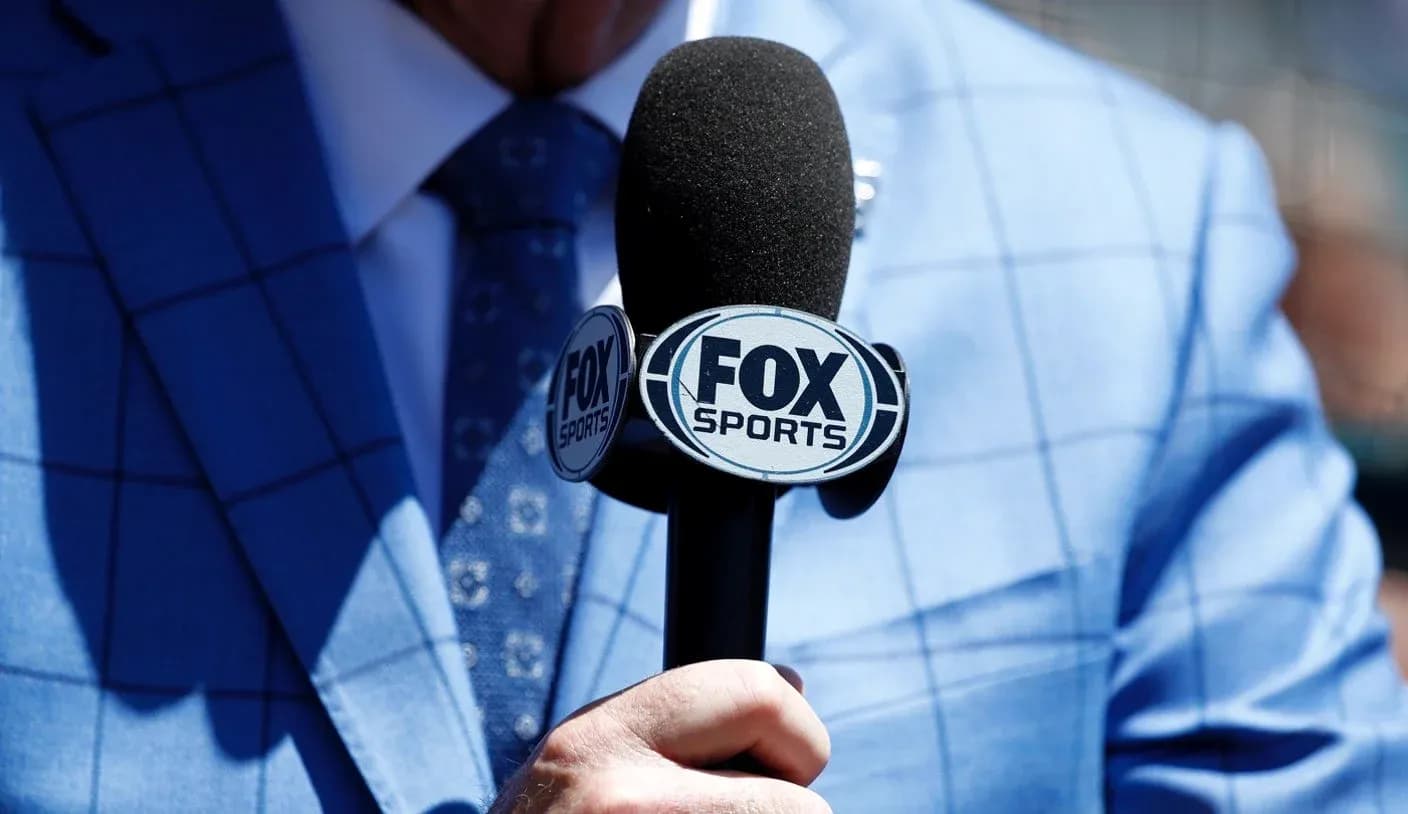 Mikrofon FOX Sports ko'rsatuvchisi qo'lida