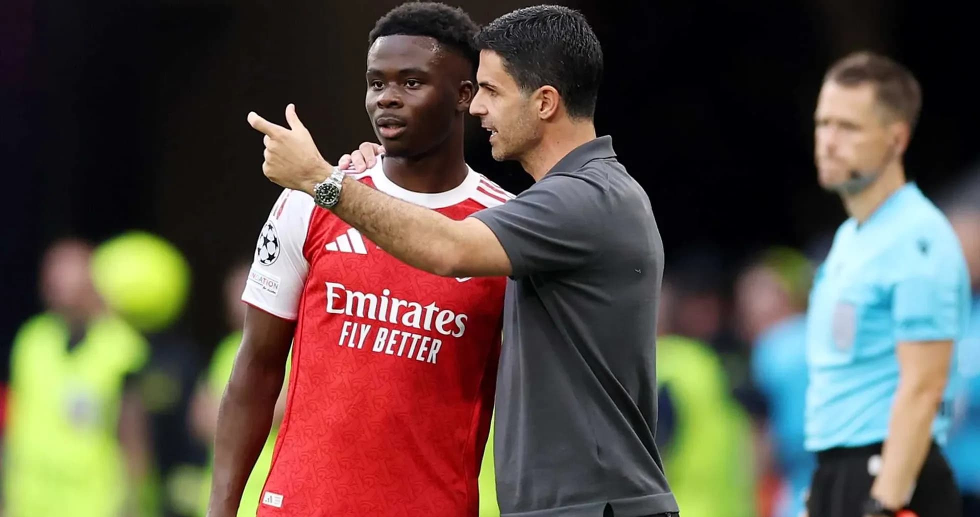 Mikel Arteta speaking with Bukayo Saka during match