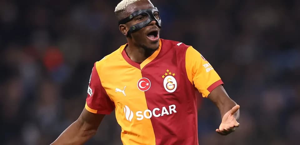 Futbolchi Galatasaray formasida qichqirayotgan
