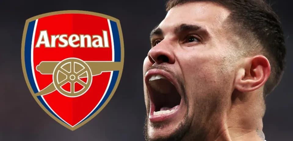 Futbolchi Arsenal logosi bilan hayajonli ifoda