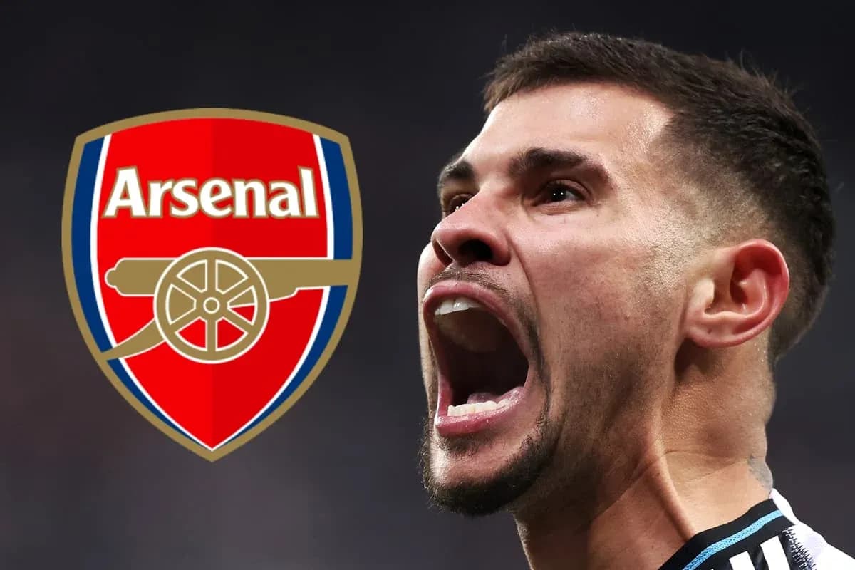 Futbolchi Arsenal logosi bilan hayajonli ifoda