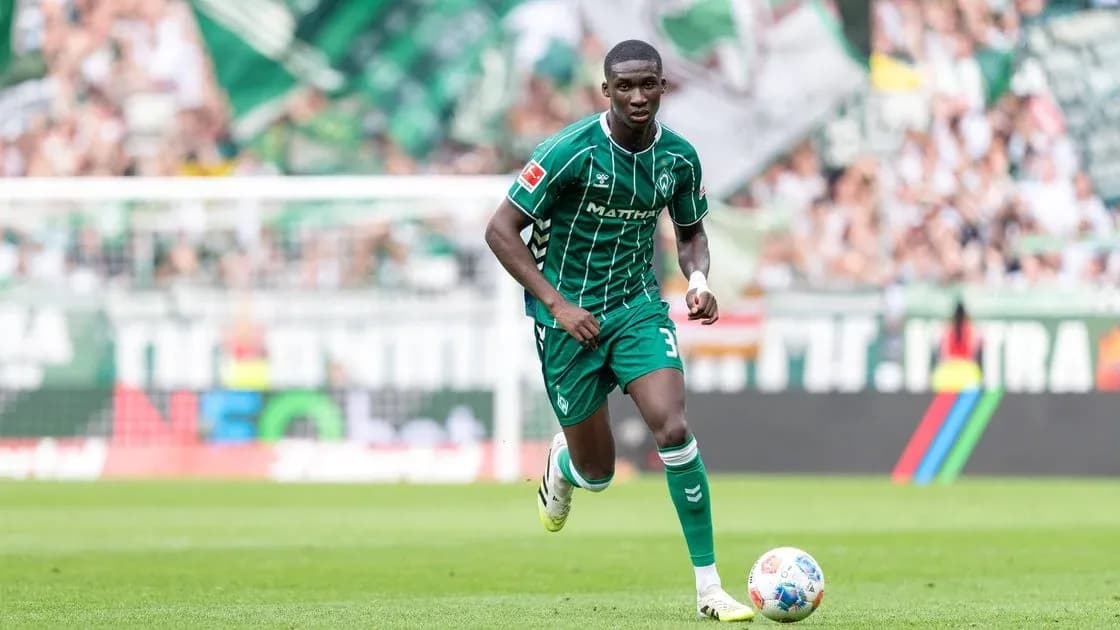 Futbolchi maydonda to'p bilan harakat qilmoqda