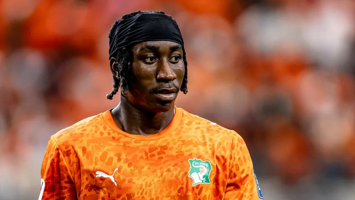 Futbolchi oranj rangli forma kiyib turibdi