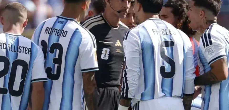 Argentina players discussing with the referee during match