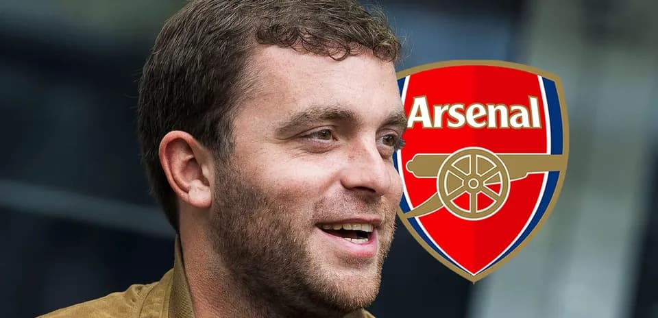 Shaxs Arsenal logosi bilan suhbatlashmoqda