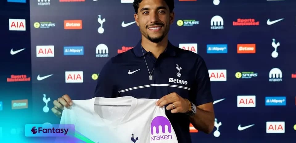 Futbolchi yangi forma bilan taqdimotda turibdi