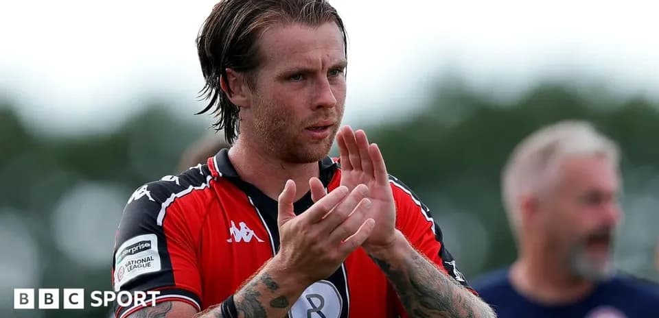 Futbolchi o'yin davomida qo'llarini chalqanmoqda