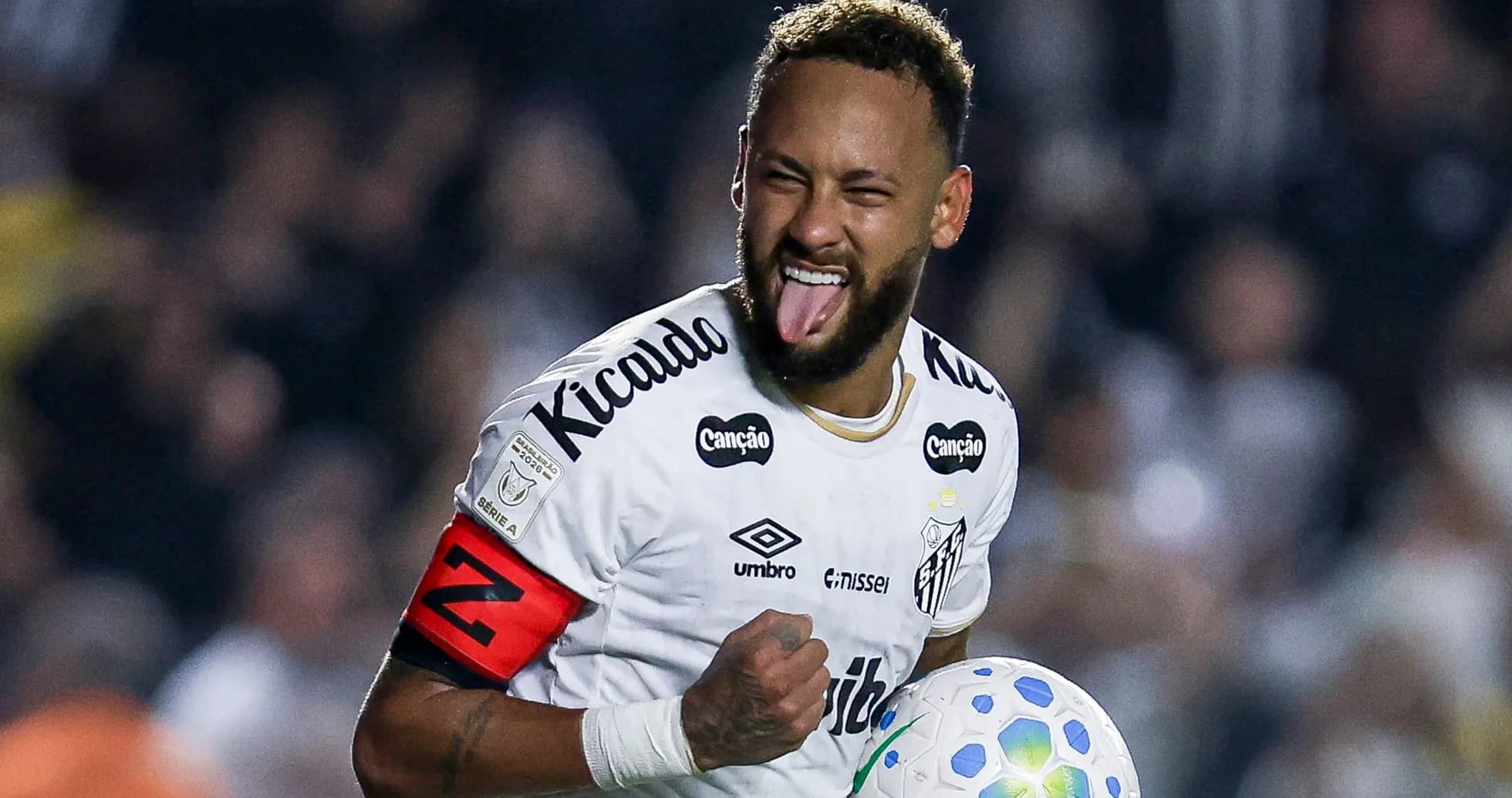 Futbolchi Neymar gollarni nishonlayapti