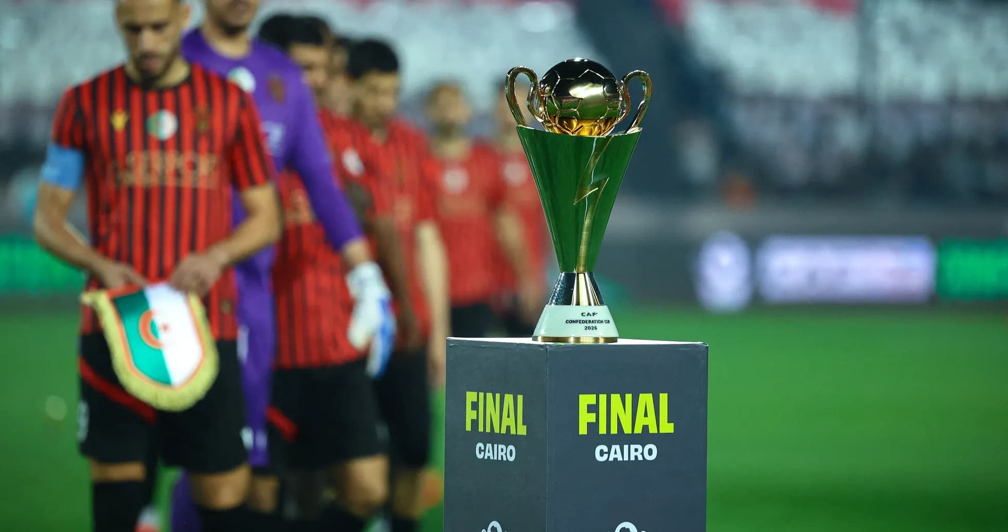 Futbolchilar mukofotni ko'tarib chiqyapti