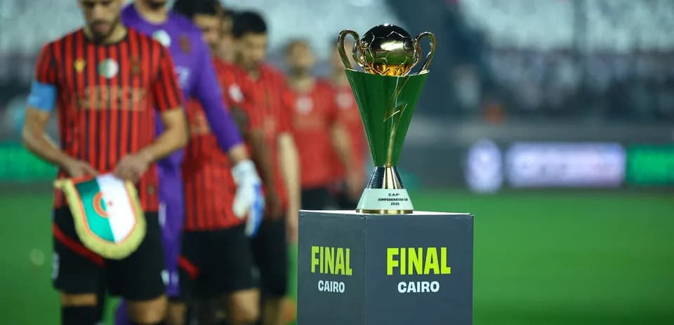 Futbolchilar mukofotni ko'tarib chiqyapti