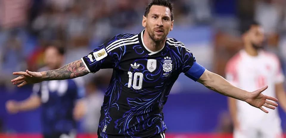 Futbolchi Lionel Messi gol urishdan keyin nishonlamoqda