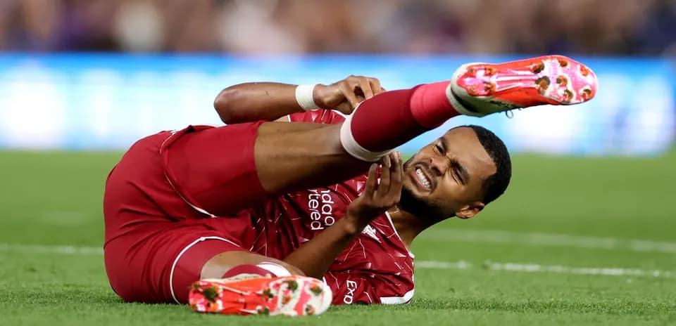 Futbolchi jarohatlangan holda yerda yotmoqda