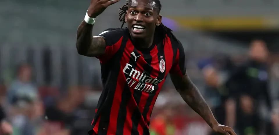Futbolchi maydonda raqibga nisbatan harakat qiladi