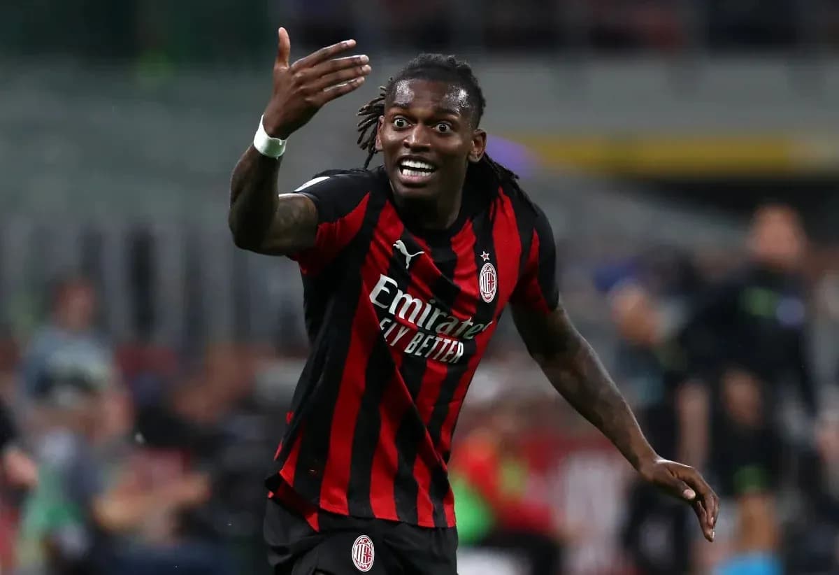 Futbolchi maydonda raqibga nisbatan harakat qiladi